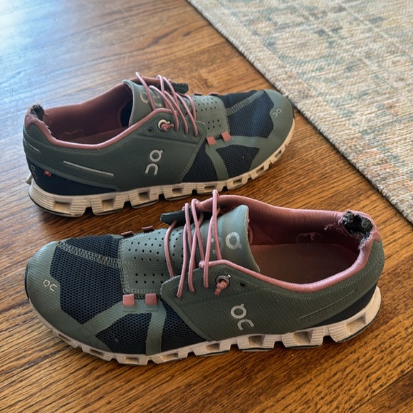 On cloud women’s size 9 with new laces - Picture 4 of 5